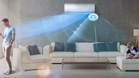 Haier airco koelt een rustige woonkamer; eco-sensor merkt als er iemand is.